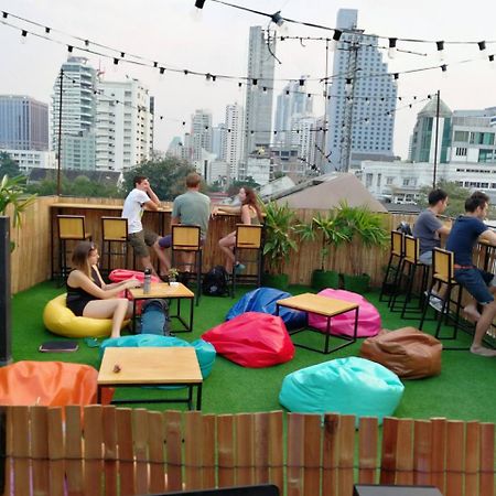 Revolution Asoke Vandrarhem Bangkok Exteriör bild