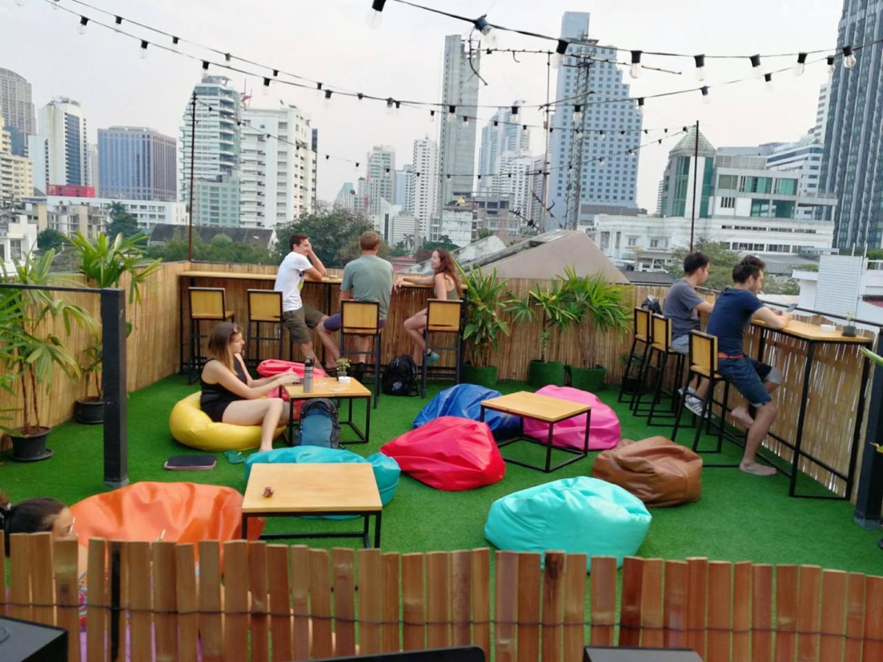 Revolution Asoke Vandrarhem Bangkok Exteriör bild
