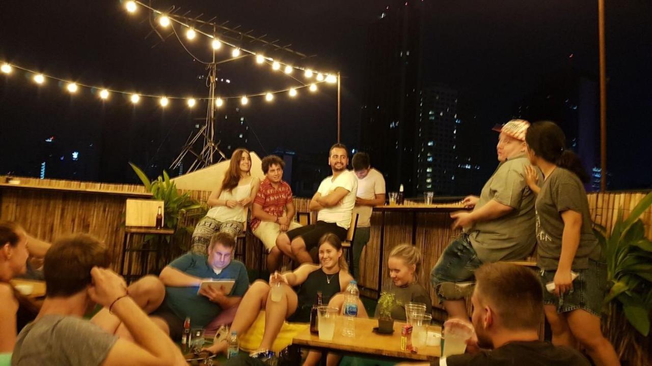 Revolution Asoke Vandrarhem Bangkok Exteriör bild